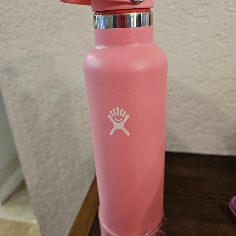 Hydro Flask in Bright Pink